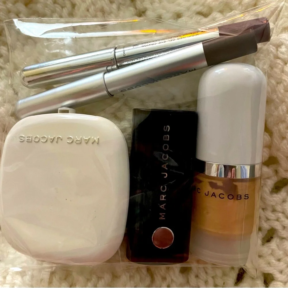 Marc Jacobs 5 pc NEW makeup bundle- powder highlight lipstick and 2 eyeliners - Picture 5 of 7